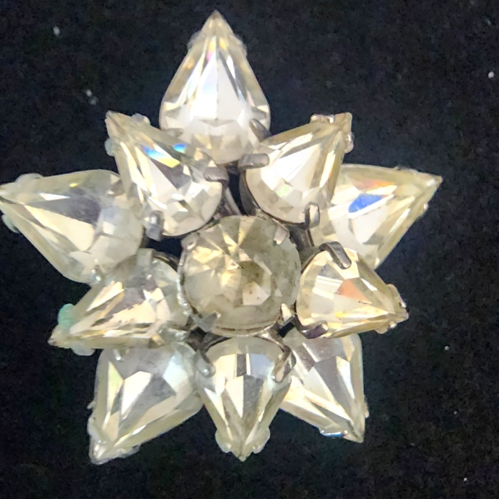 SE22 Elegant Silver and Crystal Gem Flower Brooch With Additional Clip